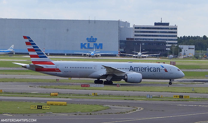 american airlines boeing 787 aircraft at amsterdam schiphol