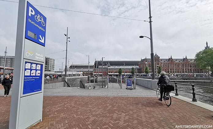 bike parking stationsplein amsterdam