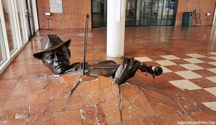 free violinist statue amsterdam