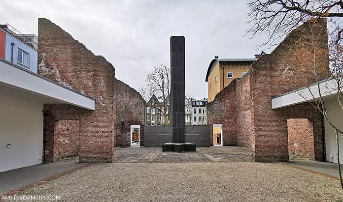 Hollandsche Schouwburg obelisk