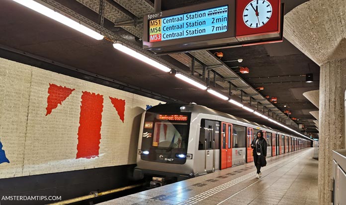 amsterdam metro platform