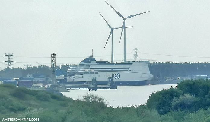 p&o ferry at rotterdam