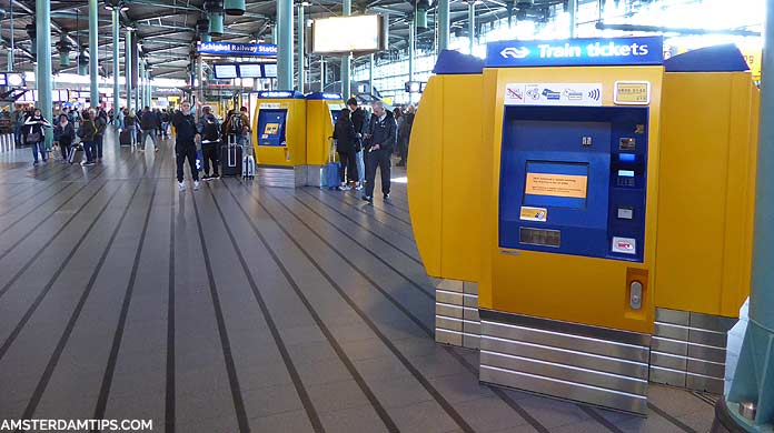 schiphol airport station hall