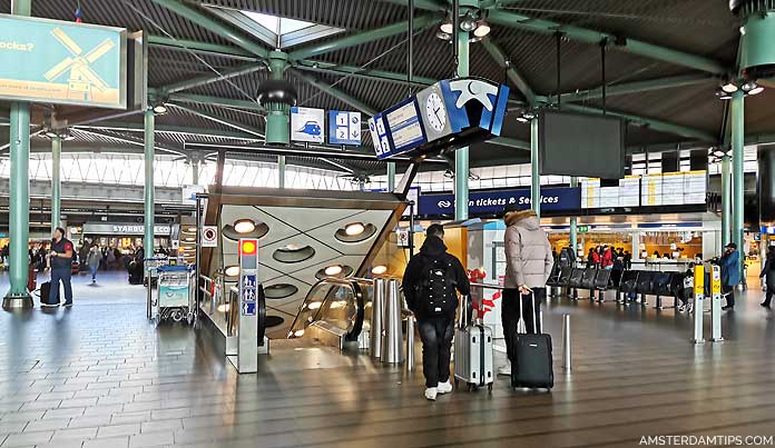 schiphol airport escalators to rail platforms